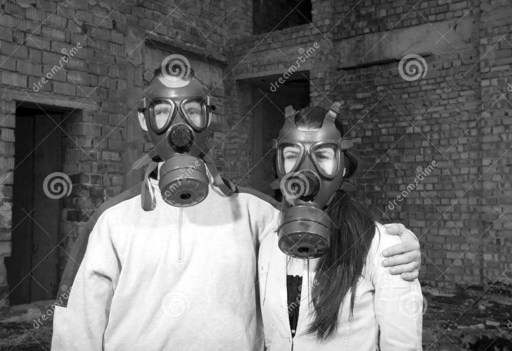 coppie-romantiche-con-le-maschere-antigas-19553927bn