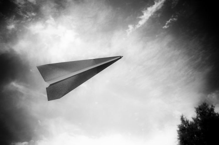 aereo-di-carta-che-plana-a-lungo_NG1bn